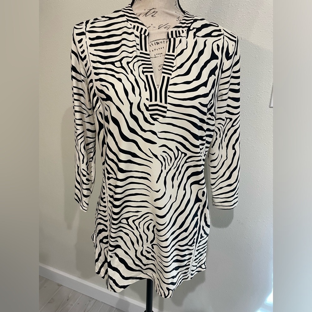 J. McLaughlin Zebra Print Stretch Tunic Top | 3/4 Sleeve | Side Slits | Size M - Picture 2 of 11
